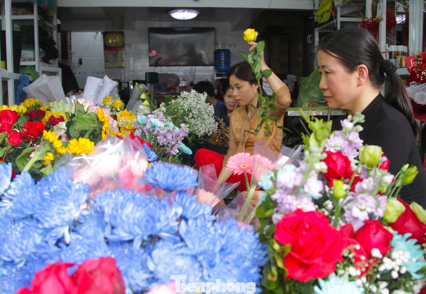 Dịp lễ nên hoa bán chạy hơn ngày thường, shop hoa Việt Hằng phải thuê hơn chục nhân công về cắm hoa, thuê 2 người để chạy ship giao hoa cho khách. "Hoa đắt nhưng khách quen nên bán nhiều. Dịp này ngoài cắm hoa còn phải in các bảng biển cắm vào hoa để tặng. Chỉ một buổi cửa hàng tôi đã bán được hơn 100 bó hoa. Ngày thường thì được chục bó", chị Thỏa, nhân viên cắm hoa của cửa hàng chia sẻ.