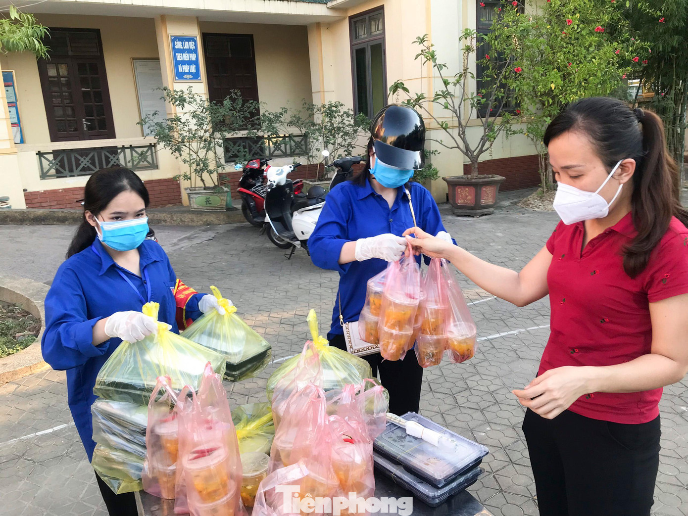 Nhiệm vụ các đội shipper áo xanh là cắt cử cán bộ, đoàn viên, thanh niên phối hợp với các tổ chức đoàn thể chính trị xã hội tại địa phương tham gia tiếp nhận thông tin, hỗ trợ cung ứng lương thực, thực phẩm trong thời gian cách ly y tế, phòng, chống dịch COVID-19 trên địa bàn thành phố, bắt đầu từ ngày 24/8/2021. Nhiệm vụ các đội shipper áo xanh là cắt cử cán bộ, đoàn viên, thanh niên phối hợp với các tổ chức đoàn thể chính trị xã hội tại địa phương tham gia tiếp nhận thông tin, hỗ trợ cung ứng lương thực, thực phẩm trong thời gian cách ly y tế, phòng, chống dịch COVID-19 trên địa bàn thành phố, bắt đầu từ ngày 24/8/2021.