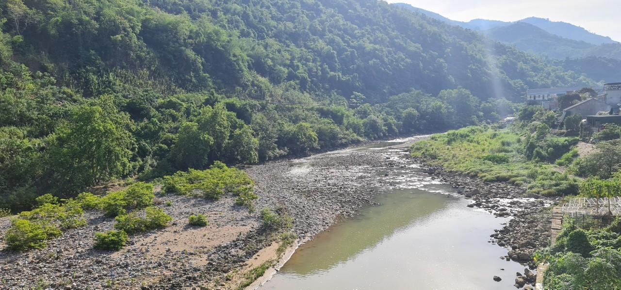 Dòng sông chỉ no đầy nước khi các nhà máy thủy điện trên mở cửa xả. Dòng sông chỉ no đầy nước khi các nhà máy thủy điện trên mở cửa xả.