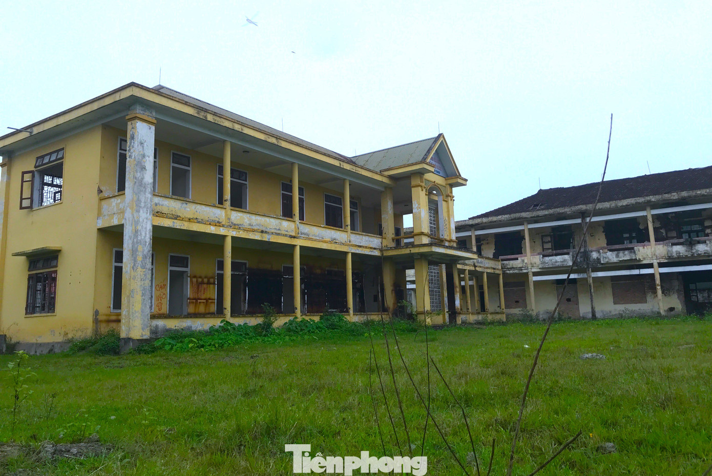 Theo PV ghi nhận, trường THCS Đông Vĩnh nằm ở vị trí trung tâm, cạnh một khu công nghiệp, có nhiều nhà máy đang hoạt động.