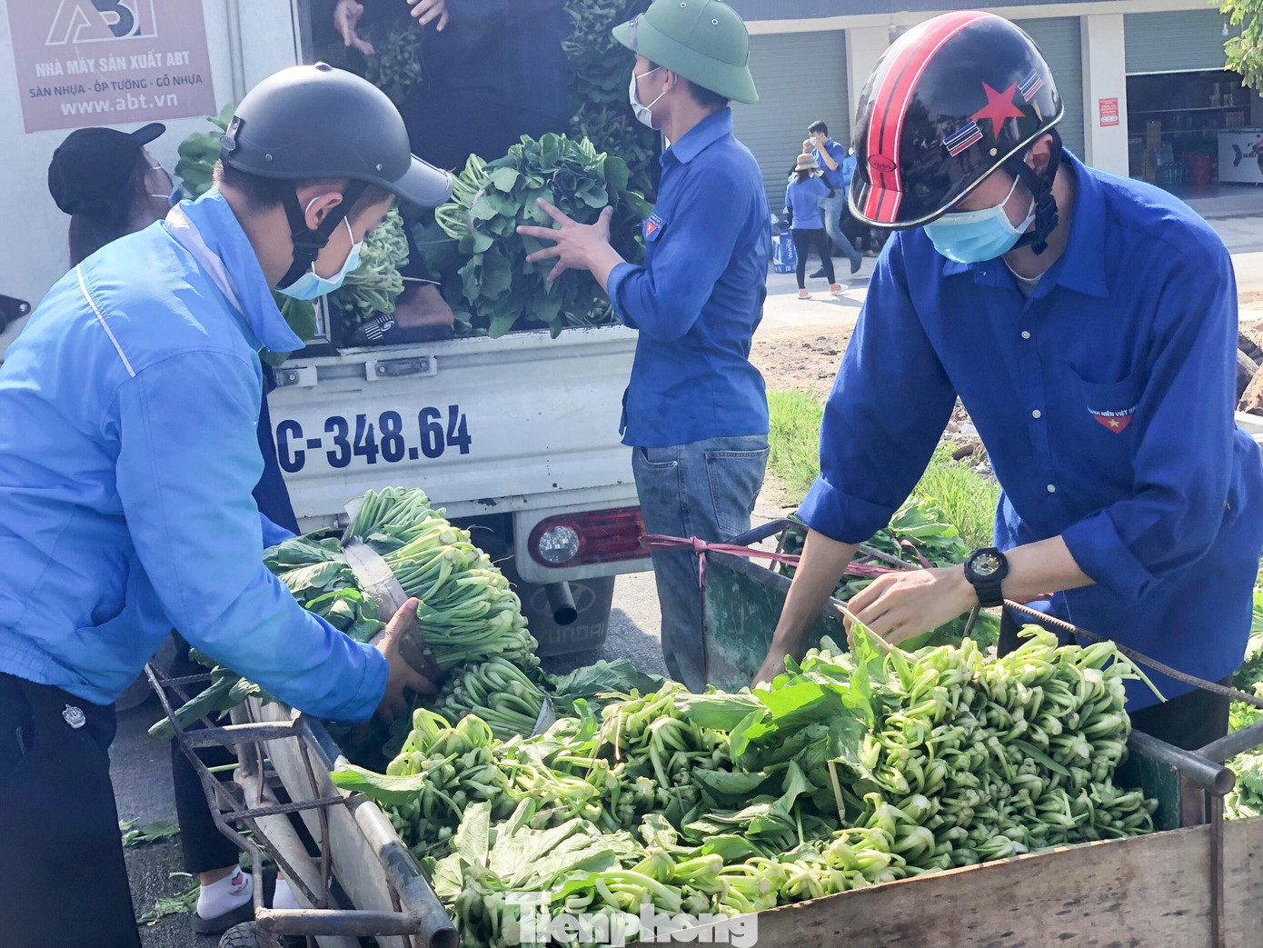 Trong các hoạt động, đoàn viên thanh niên tình nguyện luôn đeo khẩu trang, chấp hành quy định phòng chống dịch. Trong các hoạt động, đoàn viên thanh niên tình nguyện luôn đeo khẩu trang, chấp hành quy định phòng chống dịch.