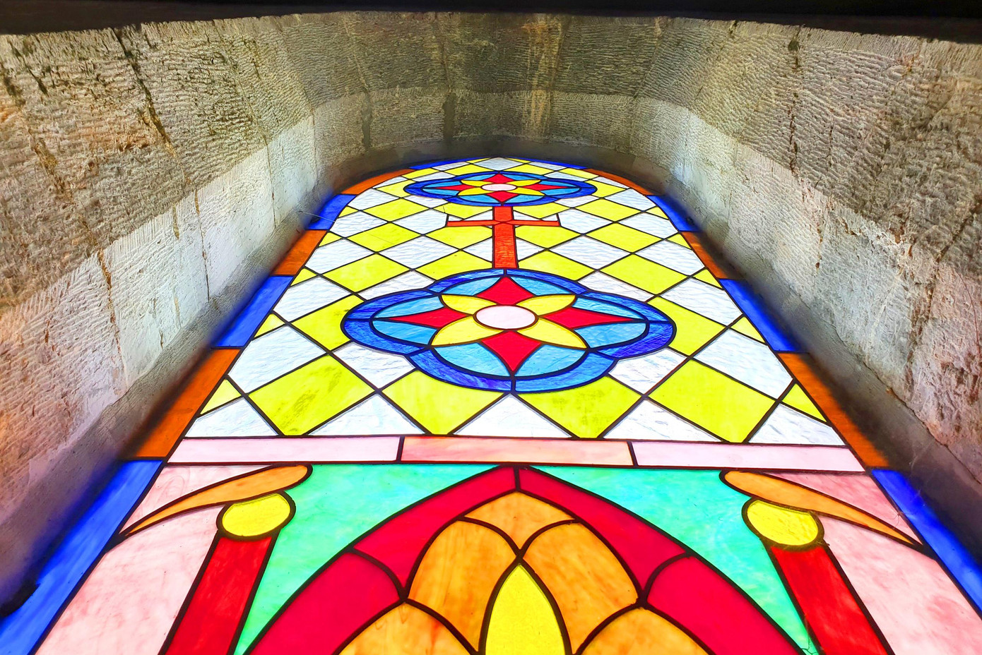 Ô cửa sổ bằng kính của thánh đường. Ô cửa sổ bằng kính của thánh đường.