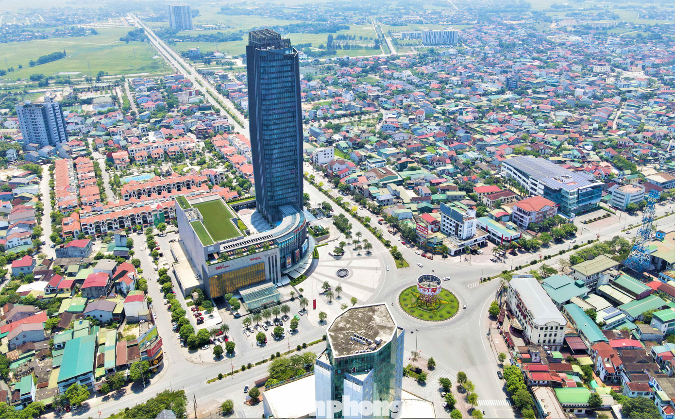 Ngày 22/5, Hà Tĩnh tiếp tục nắng nóng gay gắt với nền nhiệt độ cao nhất trong ngày phổ biến 38-39 độ C, vùng núi có nơi hơn 40 độ C. Nền nhiệt tăng cao, oi bức khiến cuộc sống người dân đảo lộn, hạn chế ra đường vào buổi trưa.