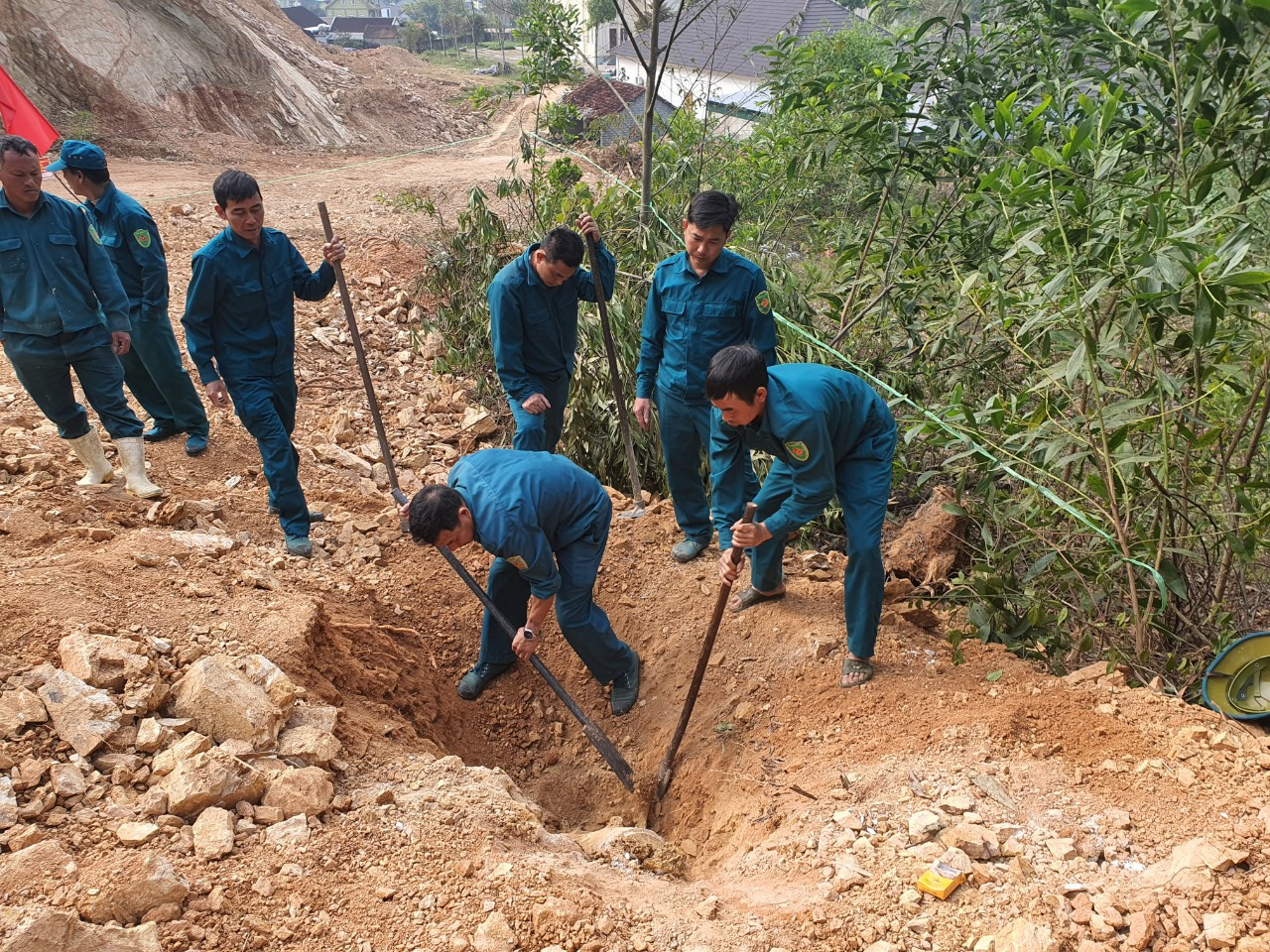 Lực lượng chức năng vận chuyển quả bom đi tiêu hủy.