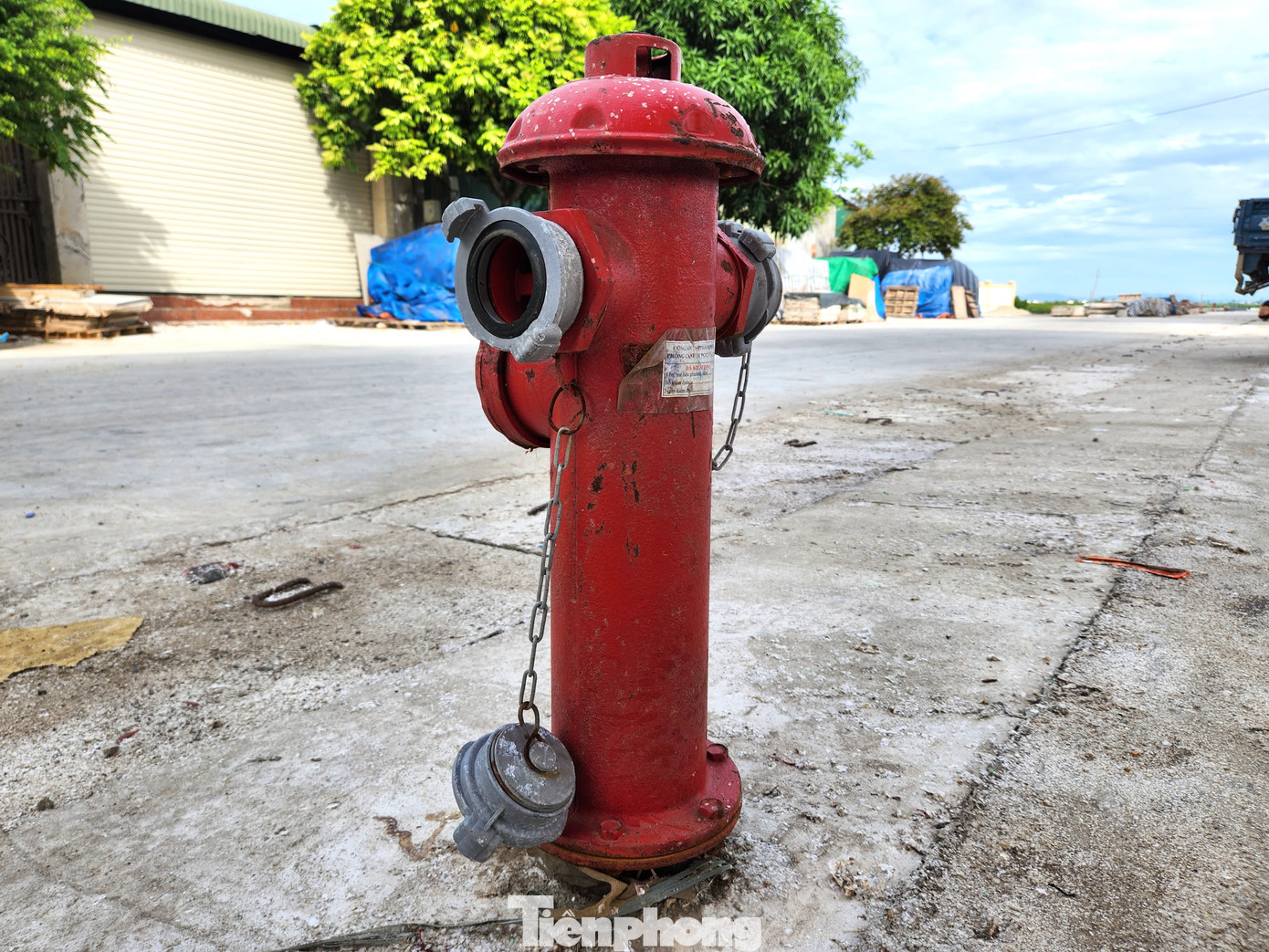 Một số cột nước, hệ thống chữa cháy đã bị gỉ sét, móp méo. Một số cột nước, hệ thống chữa cháy đã bị gỉ sét, móp méo.