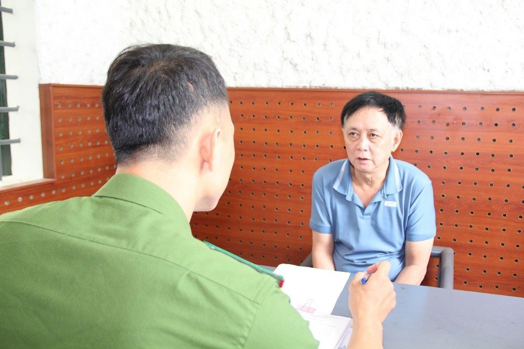 Công an làm việc với Lê Văn Anh. Công an làm việc với Lê Văn Anh.