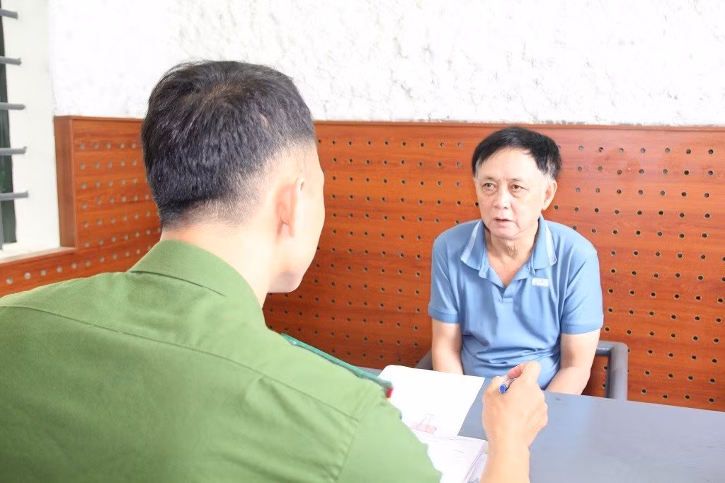 Công an làm việc với Lê Văn Anh. Công an làm việc với Lê Văn Anh.
