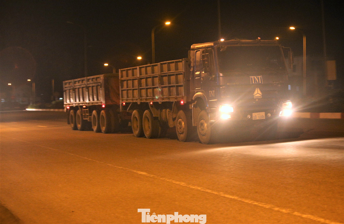 Đủ loại xe với kích cỡ khác nhau, chủ yếu mang biển ngoại tỉnh di chuyển liên tục trên cung đường ven biển. Trong ảnh là loạt xe chạy trên đường ven biển với tốc độ khá cao đoạn qua thị trấn Lộc Hà, xã Thịnh Lộc (huyện Lộc Hà).