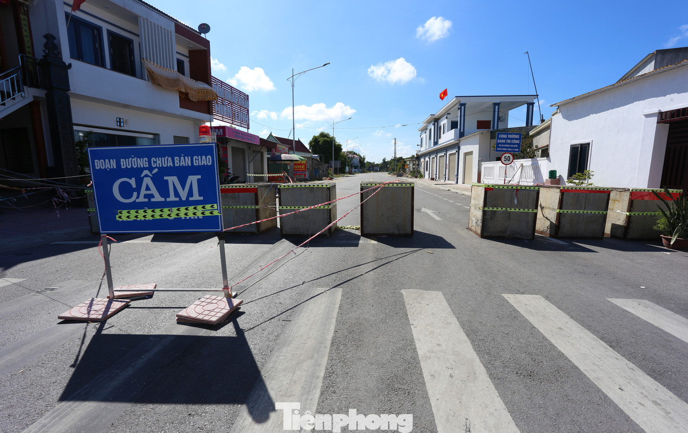 Ngành chức năng sau đó đã phải đặt cấu kiện và biển cấm lưu thông tuyến đường ven biển nối từ Đại lộ Vinh - Cửa Lò đến tỉnh lộ 535. Tuyến đường ven biển bị chặn khiến nhiều chiếc xe phải đi vòng sang một số tuyến đường khác như đường Bình Minh, ven sông Lam khiến người dân càng bất an, lo sợ.