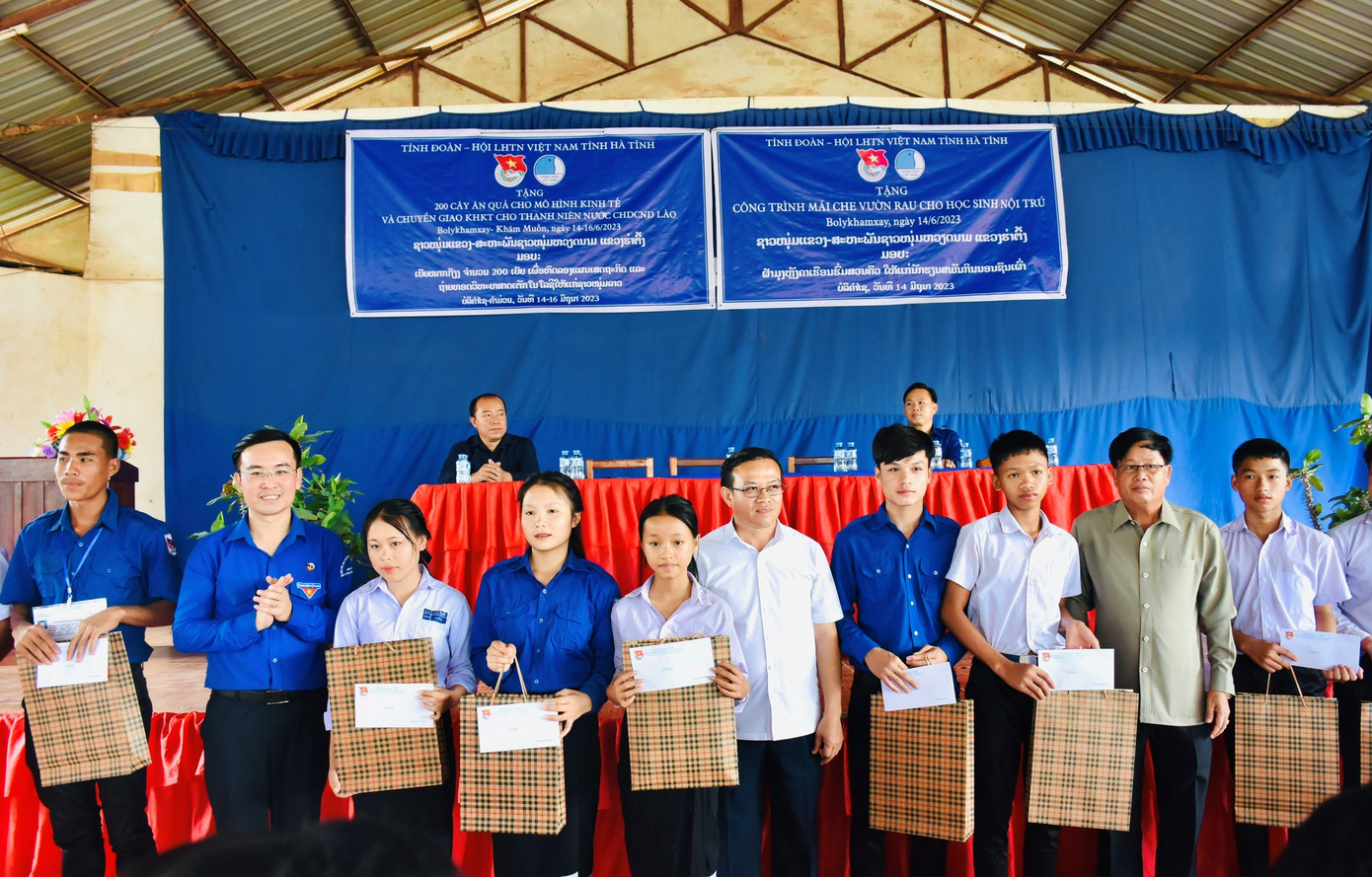 Trao 30 suất học bổng cho học sinh nghèo vượt khó, giao lưu văn nghệ, thể dục thể thao và một số hoạt động khác. Trao 30 suất học bổng cho học sinh nghèo vượt khó, giao lưu văn nghệ, thể dục thể thao và một số hoạt động khác.