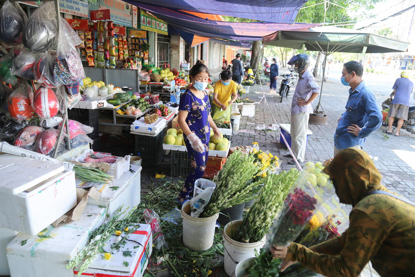 Gần tới ngày Rằm Tháng Bảy nên các loại quả, hoa tươi được người dân mua nhiều.