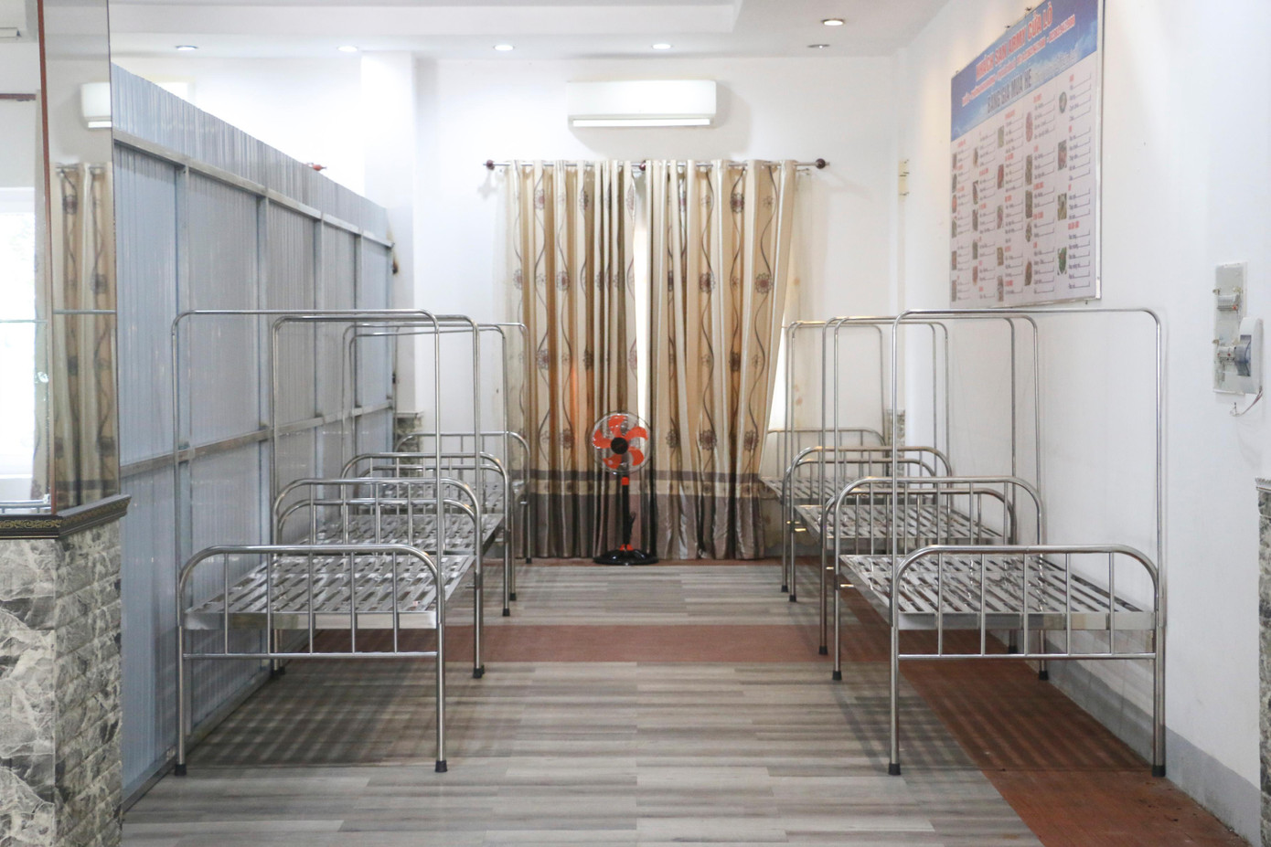 Giường bệnh trong khu điều trị bệnh nhân. Trong phòng bệnh đảm bảo vệ sinh sạch sẽ.