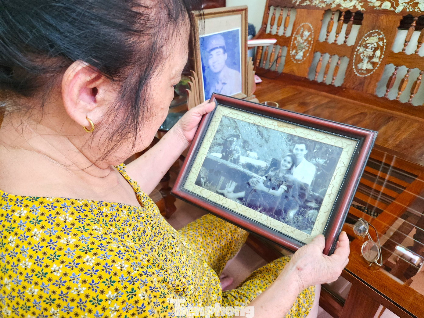 Tấm ảnh đen trắng chụp chung được bà Lương đặt ở gần đầu giường. Mỗi lần nhớ chồng, bà Lương lại đưa ra ngắm. Tấm ảnh đen trắng chụp chung được bà Lương đặt ở gần đầu giường. Mỗi lần nhớ chồng, bà Lương lại đưa ra ngắm.