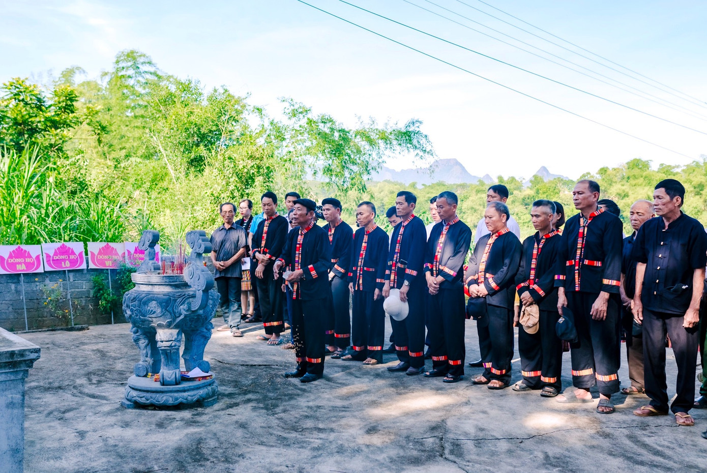 Lễ hội được tổ chức để người dân dâng mâm lễ, cúng tạ ơn Pó Phạ (ông trời), các bậc thần linh và tổ tiên đã ban cho dân bản một năm thời tiết thuận hòa để nhân dân sản xuất và có một vụ mùa bội thu. Đồng thời, người dân cầu cho vụ mùa năm sau trời đất thuận lợi để bà con yên tâm sản xuất, cầu cho dân bản các dòng họ trong bản sức khoẻ, hòa thuận, đoàn kết để xây dựng bản làng. Ảnh: Hạnh Phúc.