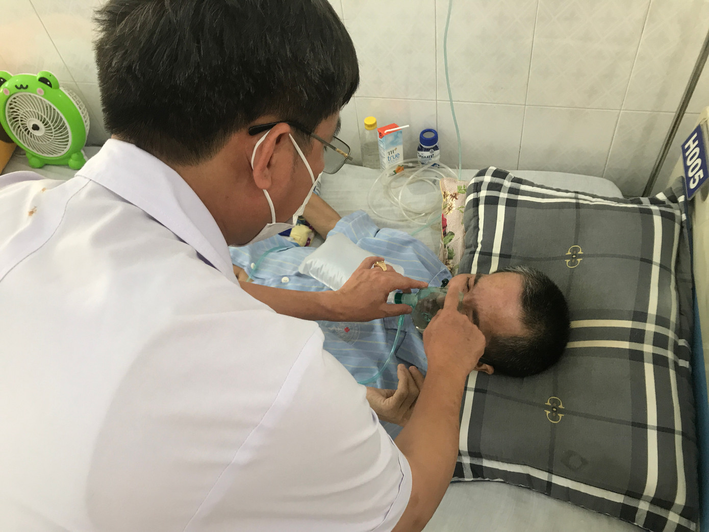 Bệnh nhân Sơn đang phải thở oxy.