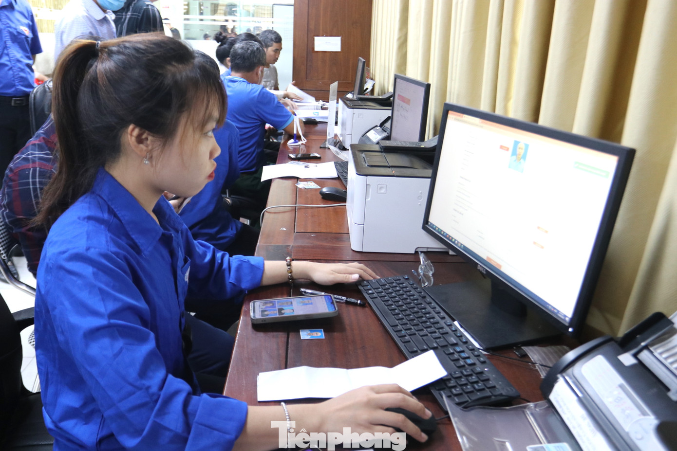 Các bạn đoàn viên tận tình giúp người dân nhập các dữ liệu vào máy tính để thực hiện các thủ tục giấy tờ tại Trung tâm phục vụ hành chính công tỉnh Nghệ An.