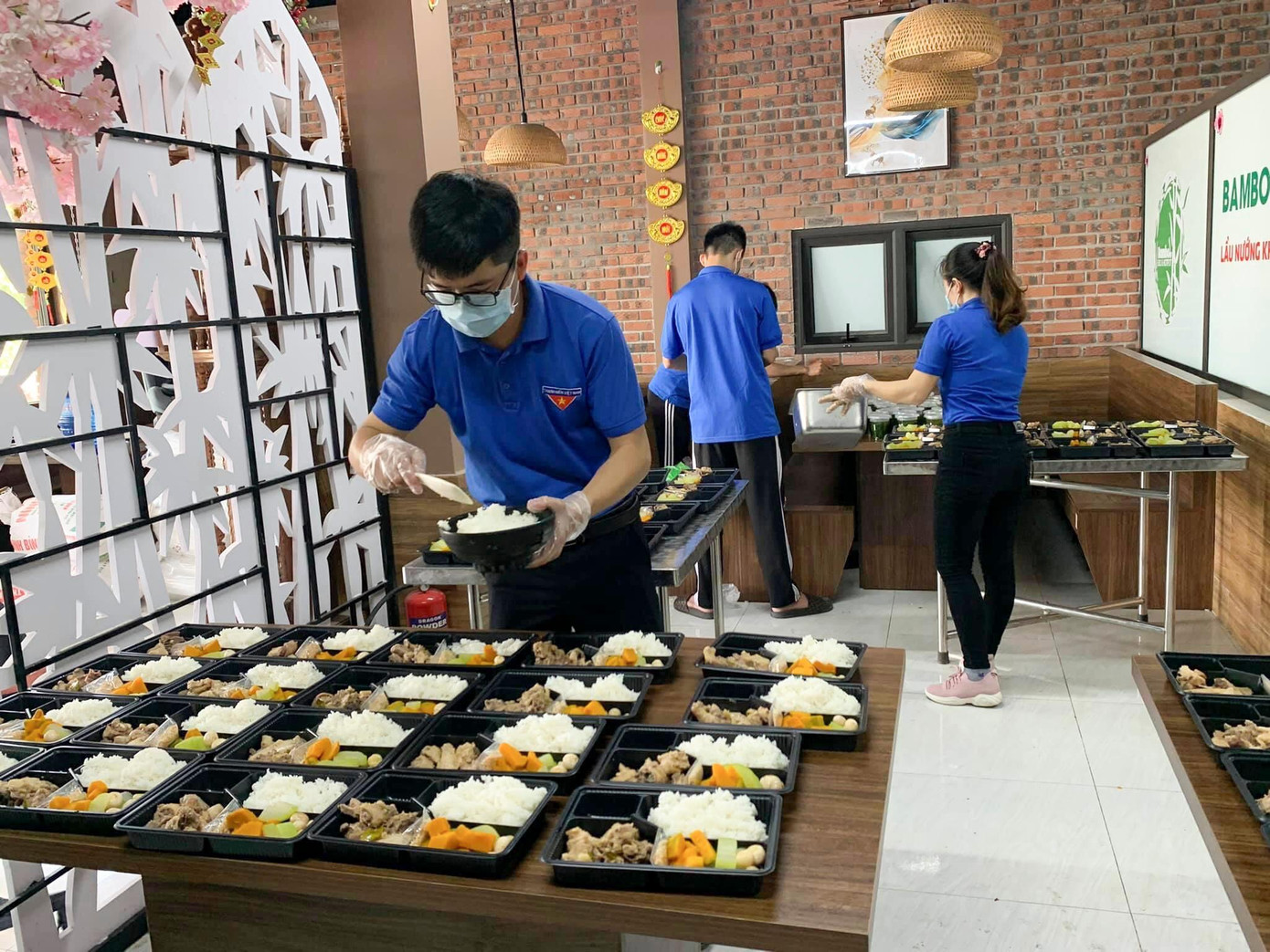 Mỗi ngày, đoàn viên thanh niên sẽ nấu và sử dụng chuyến xe 0 đồng để vận chuyển đến các khu cách ly; Riêng các xã thực hiện chỉ thị 16 sẽ giao cho đội Shiper của đoàn xã trực tiếp ship cơm đến khu cách ly. Mỗi ngày, đoàn viên thanh niên sẽ nấu và sử dụng chuyến xe 0 đồng để vận chuyển đến các khu cách ly; Riêng các xã thực hiện chỉ thị 16 sẽ giao cho đội Shiper của đoàn xã trực tiếp ship cơm đến khu cách ly.