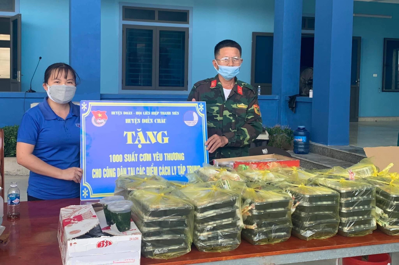 Anh Chu Đức Thái - Phó Bí thư thường trực Tỉnh đoàn, Chủ tịch Hội LHTN tỉnh Nghệ An cho biết: “Trong thời gian qua, các cấp bộ Đoàn toàn tỉnh đã hỗ trợ hiệu quả cho công tác phòng chống dịch bệnh COVID - 19 với nhiều hoạt động, mô hình hay, cách làm sáng tạo như: Mô hình “Gian hàng 0 đồng”, mô hình “Shipper áo xanh”, xung kích hỗ trợ tại các chốt cách ly, phong toả.... Hơn lúc nào hết, đất nước đang rất cần sự chung tay, góp sức của mỗi chúng ta. Đây chính là thời điểm để mỗi đoàn viên, thanh niên phát huy truyền thống đoàn kết, tương thân tương ái, thể hiện tinh thần xung kích, tình nguyện, cùng hành động có trách nhiệm vì đất nước”. Anh Chu Đức Thái - Phó Bí thư thường trực Tỉnh đoàn, Chủ tịch Hội LHTN tỉnh Nghệ An cho biết: “Trong thời gian qua, các cấp bộ Đoàn toàn tỉnh đã hỗ trợ hiệu quả cho công tác phòng chống dịch bệnh COVID - 19 với nhiều hoạt động, mô hình hay, cách làm sáng tạo như: Mô hình “Gian hàng 0 đồng”, mô hình “Shipper áo xanh”, xung kích hỗ trợ tại các chốt cách ly, phong toả.... Hơn lúc nào hết, đất nước đang rất cần sự chung tay, góp sức của mỗi chúng ta. Đây chính là thời điểm để mỗi đoàn viên, thanh niên phát huy truyền thống đoàn kết, tương thân tương ái, thể hiện tinh thần xung kích, tình nguyện, cùng hành động có trách nhiệm vì đất nước”.