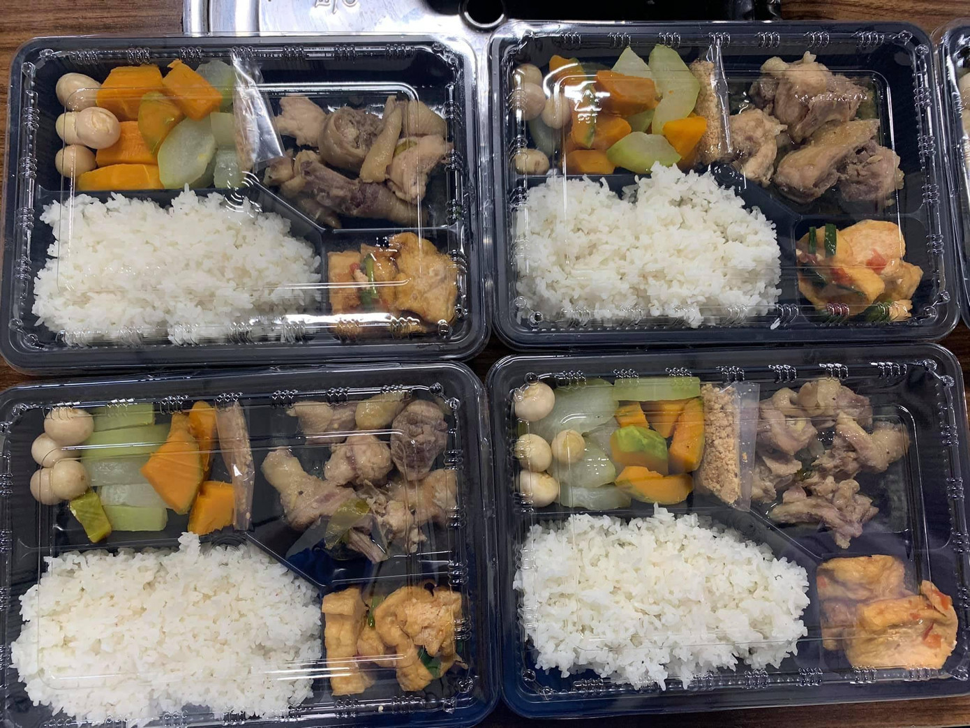 Cùng với những chuyến xe 0 đồng, các suất cơm thiện nguyện đã được trao đến tận tay người dân tại các khu cách ly. Cùng với những chuyến xe 0 đồng, các suất cơm thiện nguyện đã được trao đến tận tay người dân tại các khu cách ly.