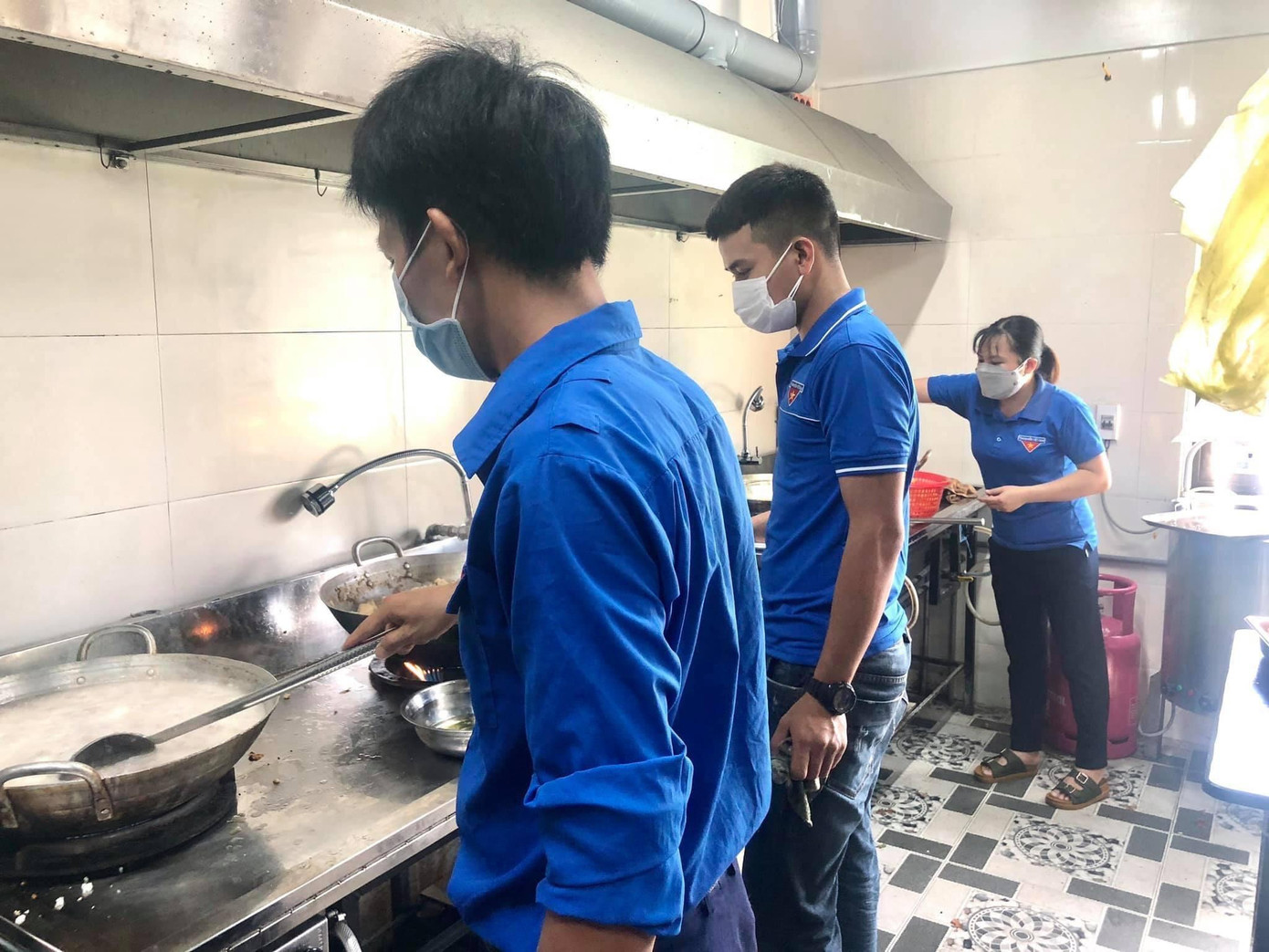 Những đầu bếp mang màu áo xanh tình nguyện và những bữa cơm thắm đượm tình yêu thương, sẻ chia vì cộng đồng. Những đầu bếp mang màu áo xanh tình nguyện và những bữa cơm thắm đượm tình yêu thương, sẻ chia vì cộng đồng.