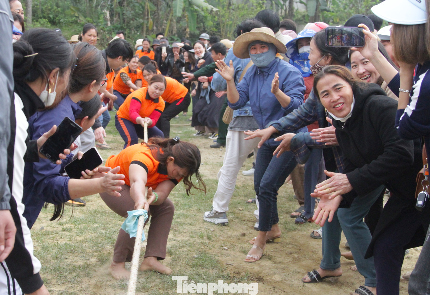 Các nữ vận động viên cố gắng hết sức để kéo dây, dành phần thắng về cho đội mình.