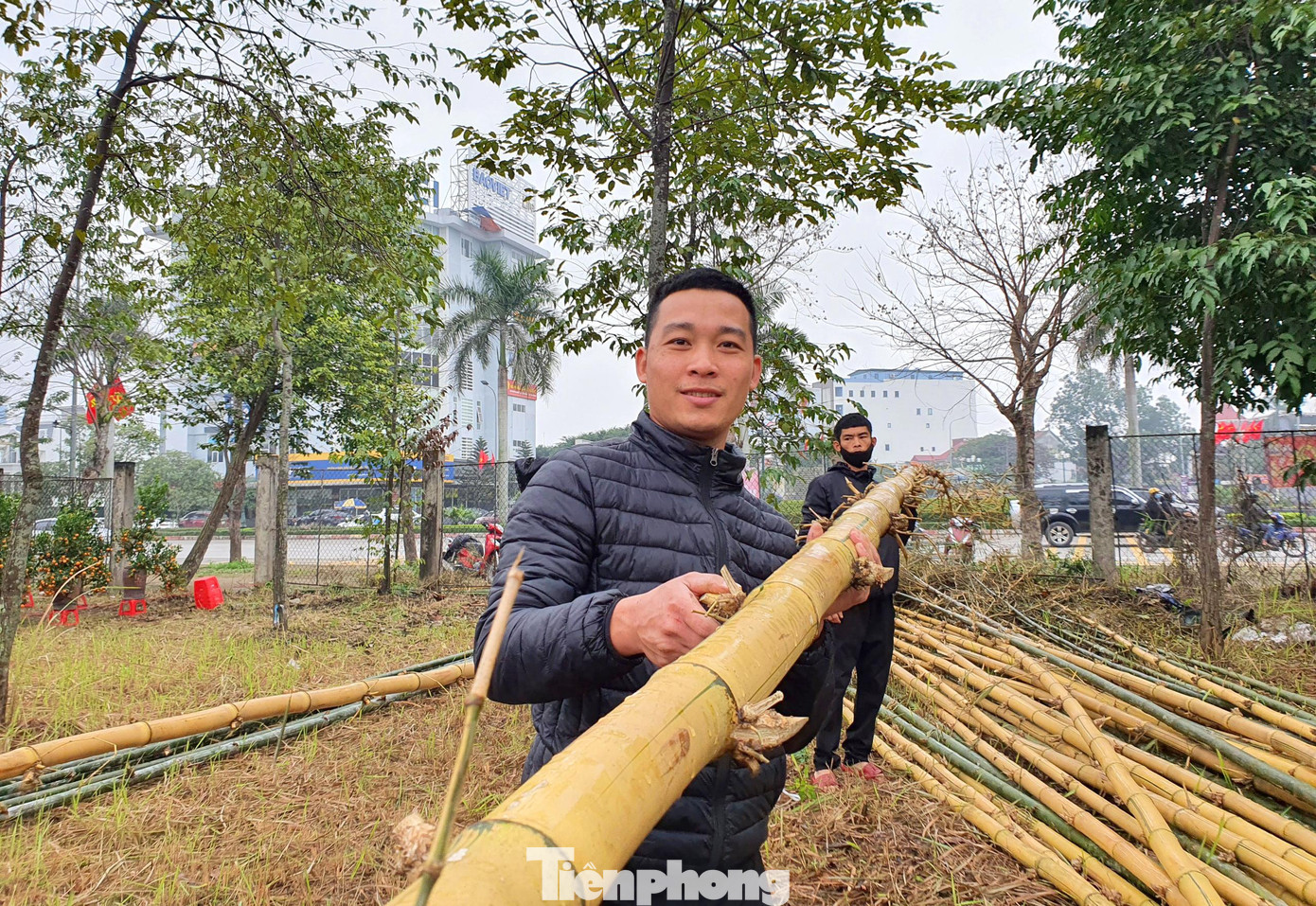 “Ông cha ta thường nói cao nêu, kêu pháo, bánh chưng xanh. Bởi thế nên cây nêu càng cao, thân già, đốt đều càng được ưa chuộng. Những cây này cũng sẽ có giá cao hơn”, một thương lái bán cây nêu chia sẻ.