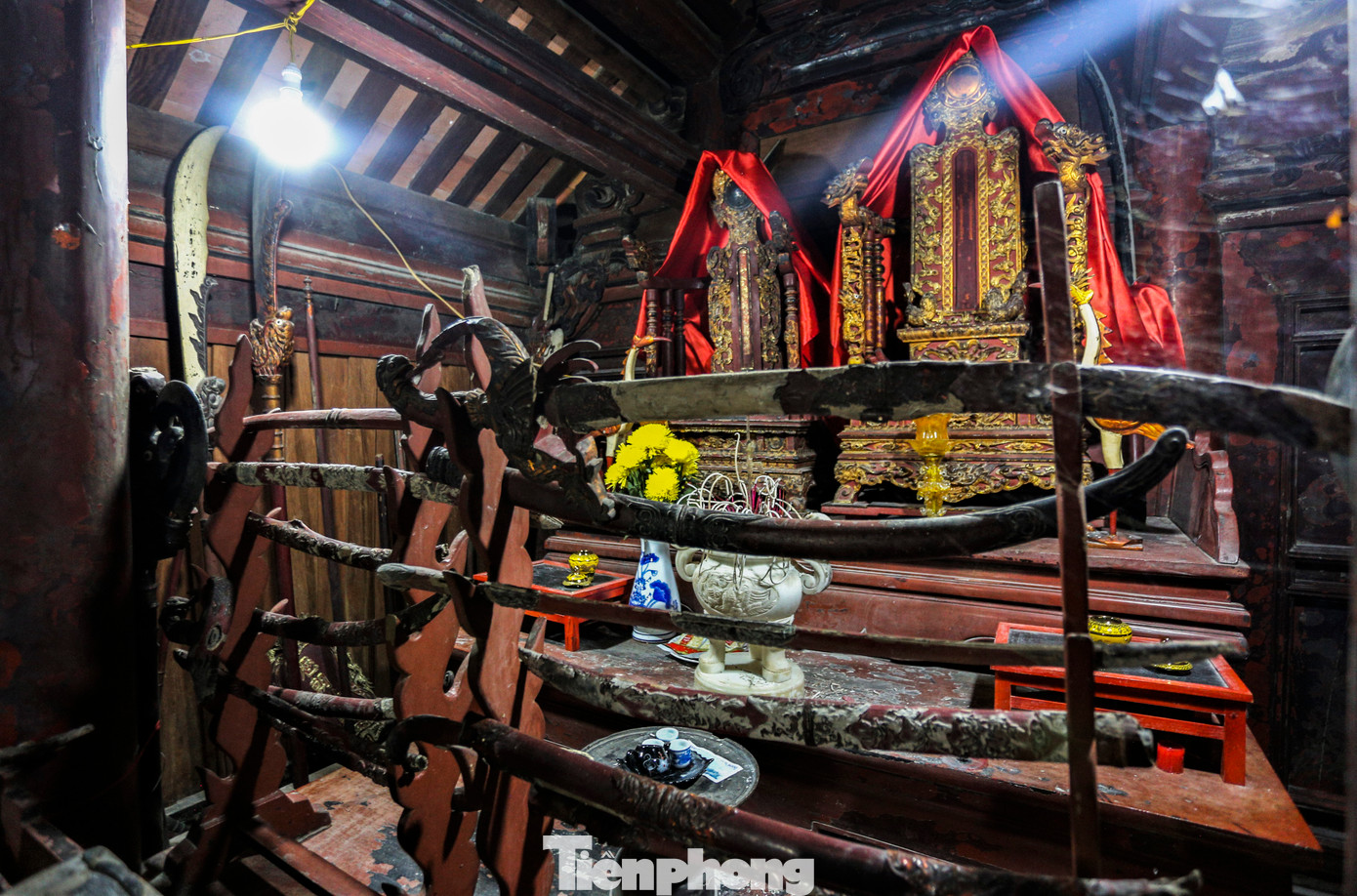 Án thờ có những bộ kiếm gỗ, đồ thờ sơn son, thiếp vàng song qua thời gian dần phai màu, xuống cấp. Kiệu rồng và các đồ phục vụ tế lễ đều đặt trong nhà Trung điện bị mối mọt tàn phá, nguy cơ mất dần các mảng chạm khắc hoa văn tinh tế.