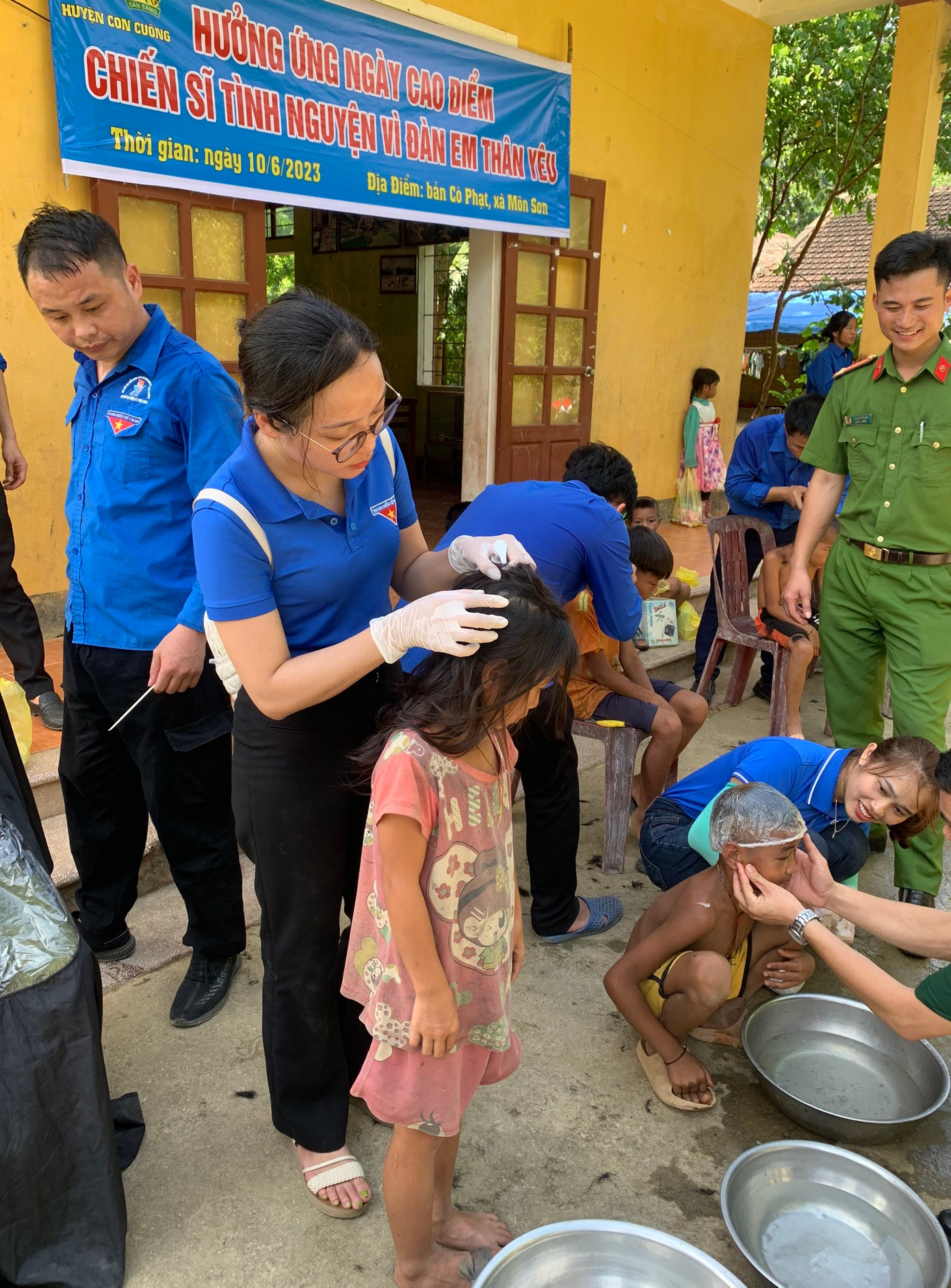 Hơn 20 đoàn viên, thanh niên của huyện cũng đã phối hợp với lực lượng Biên phòng tại Đồn Biên phòng Môn Sơn, Công an xã và lực lượng Kiểm lâm trên địa bàn tiến hành cắt tóc, gội đầu diệt chí, tặng dầu gội cho các em thiếu nhi và người dân địa phương.