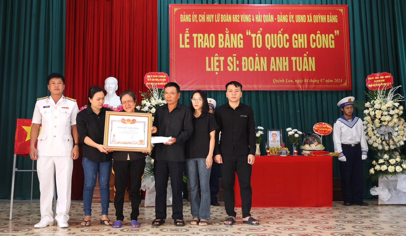 Đại diện Lữ đoàn 682 - Vùng 4 Hải quân trao bằng "Tổ quốc ghi công" cho thân nhân gia đình liệt sĩ Đoàn Anh Tuấn hi sinh khi làm nhiệm vụ tại khu vực Trường Sa