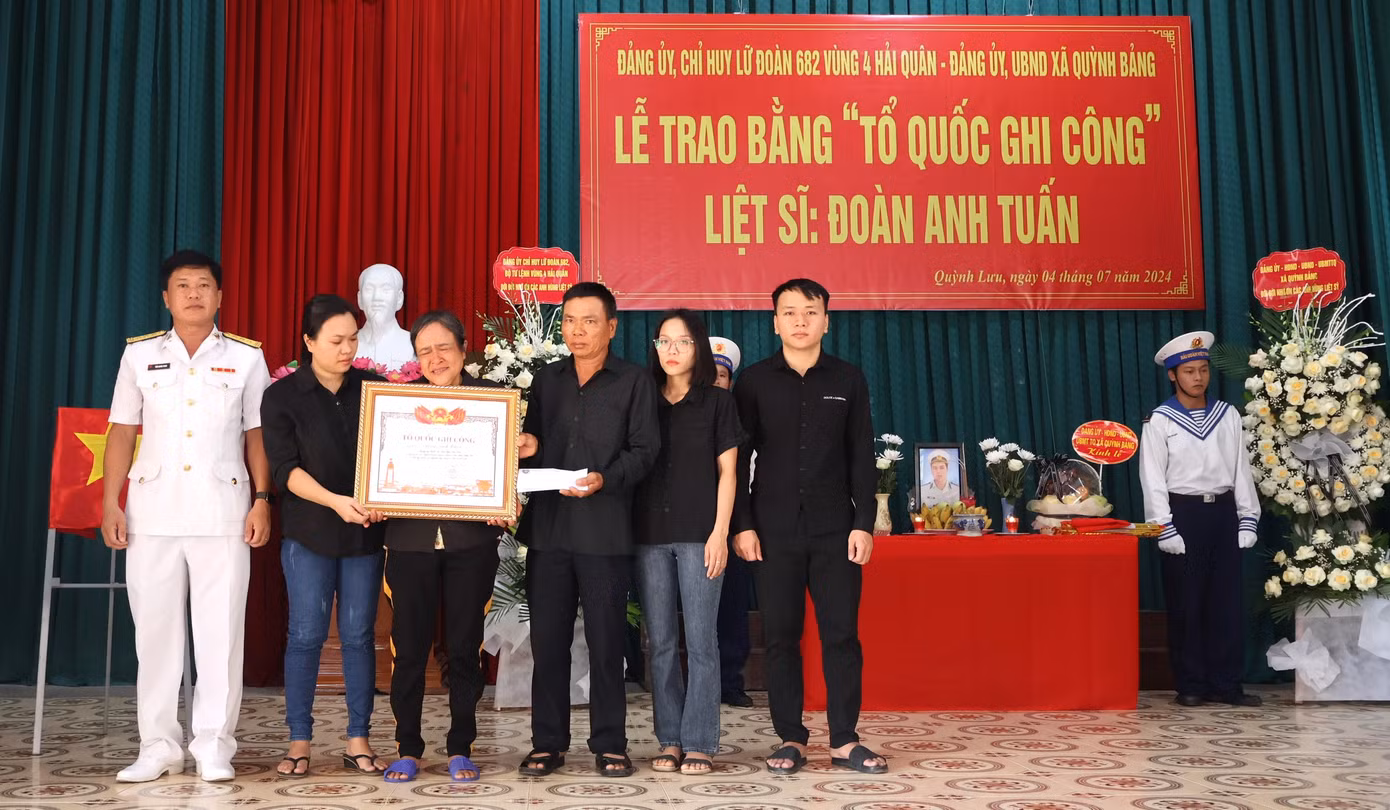 Đại diện Lữ đoàn 682 - Vùng 4 Hải quân trao bằng "Tổ quốc ghi công" cho thân nhân gia đình liệt sĩ Đoàn Anh Tuấn hi sinh khi làm nhiệm vụ tại khu vực Trường Sa