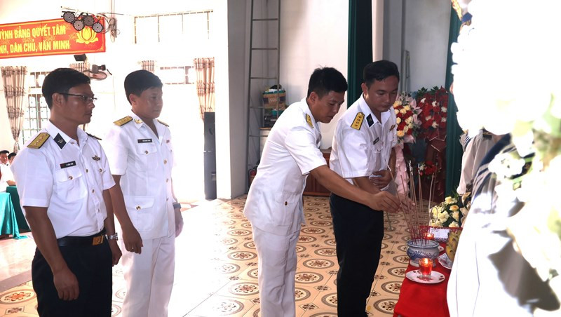 Lữ đoàn 682 - Vùng 4 Hải quân dâng hương tưởng nhớ liệt sĩ Đoàn Anh Tuấn