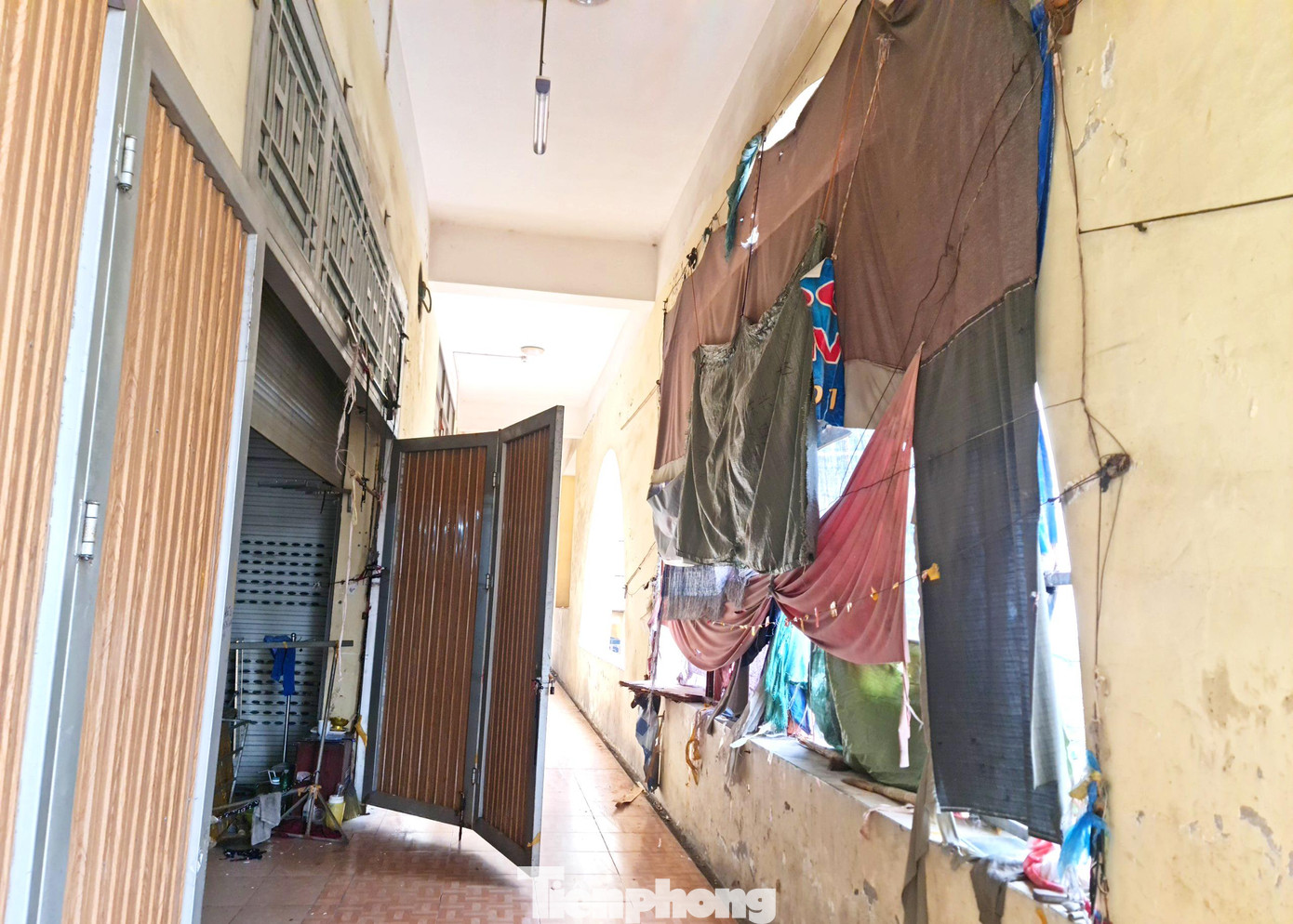 Dọc phía ngoài hành lang chợ, nhiều tiểu thương dùng vải, bạt che mưa che nắng tạo thành một khung cảnh nhếch nhác. Dọc phía ngoài hành lang chợ, nhiều tiểu thương dùng vải, bạt che mưa che nắng tạo thành một khung cảnh nhếch nhác.