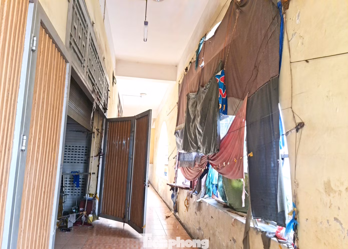Dọc phía ngoài hành lang chợ, nhiều tiểu thương dùng vải, bạt che mưa che nắng tạo thành một khung cảnh nhếch nhác.