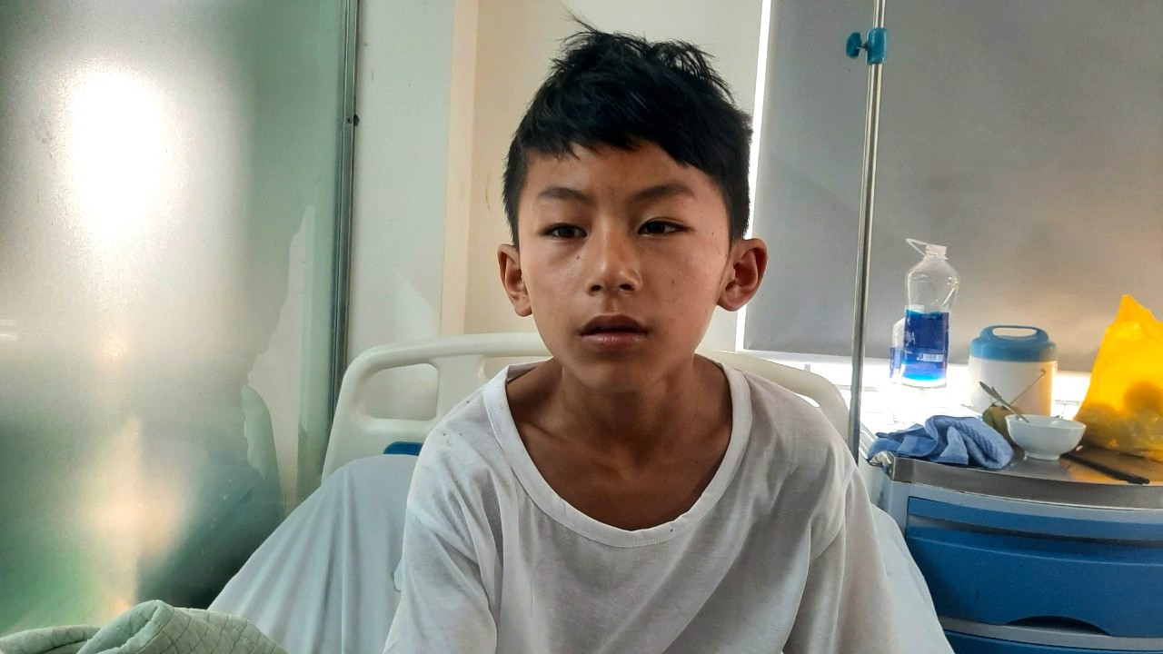 Cháu Nhật vẫn chưa hết bàng hoàng khi nhớ lại thời điểm vụ nổ hất văng xe đạp của 3 anh em Nhật đang đi ngoài đường. Cháu Nhật vẫn chưa hết bàng hoàng khi nhớ lại thời điểm vụ nổ hất văng xe đạp của 3 anh em Nhật đang đi ngoài đường.