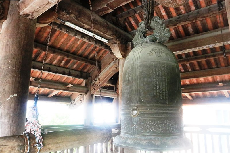 Chuông đồng có khối lượng 12 tấn được đúc ngay tại chùa Lam Sơn.