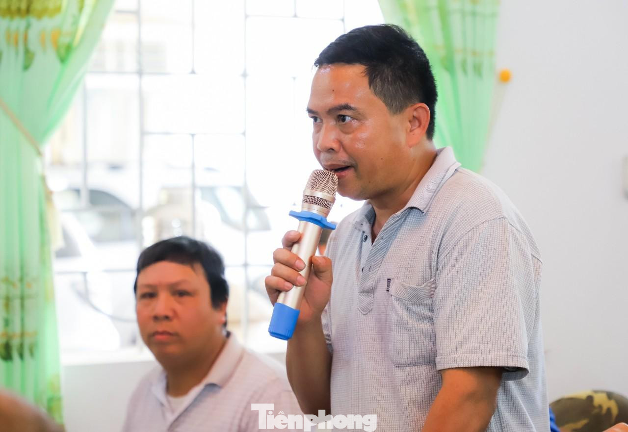 Người dân phản ánh tình trạng sụt lún với Chủ tịch UBND tỉnh Nghệ An.