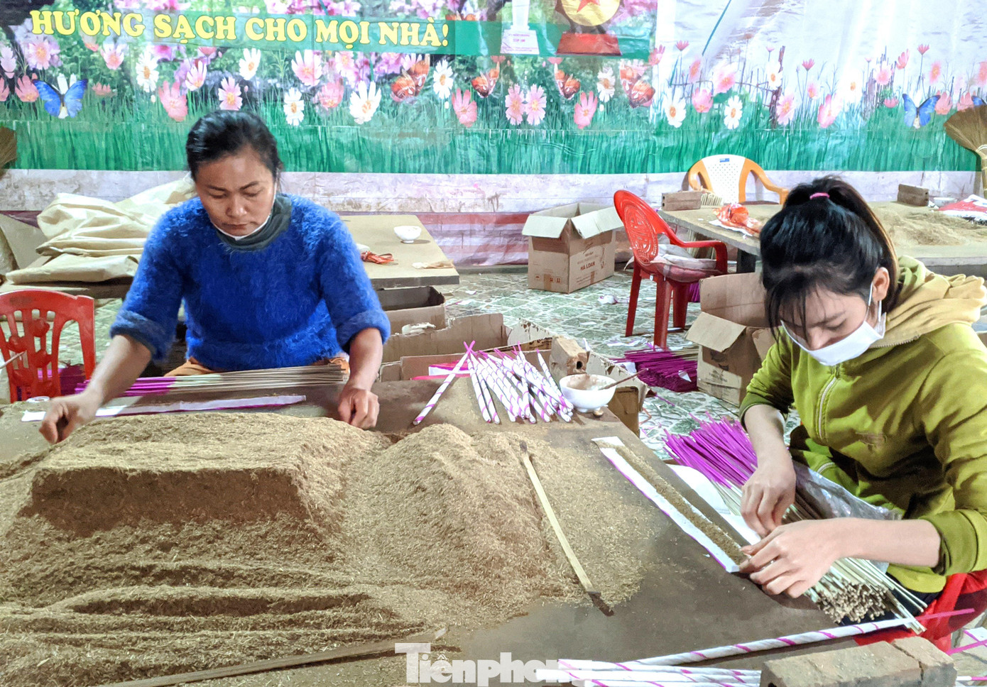 Nghề làm hương trầm ở thị trấn Tân Lạc đã phát triển được gần 40 năm.