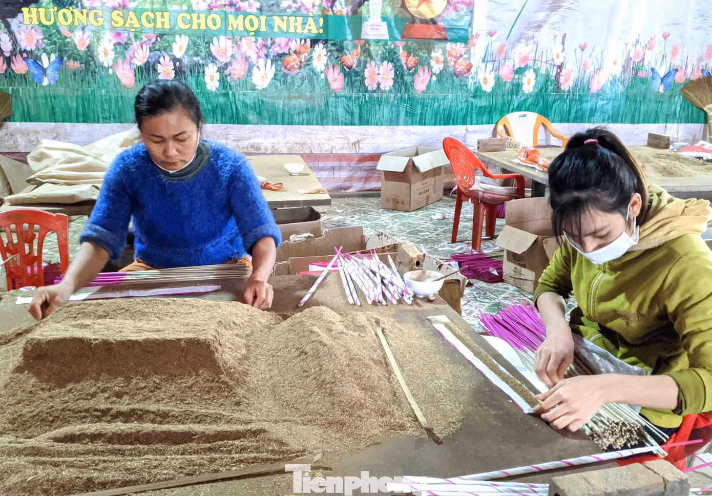 Nghề làm hương trầm ở thị trấn Tân Lạc đã phát triển được gần 40 năm. Nghề làm hương trầm ở thị trấn Tân Lạc đã phát triển được gần 40 năm.
