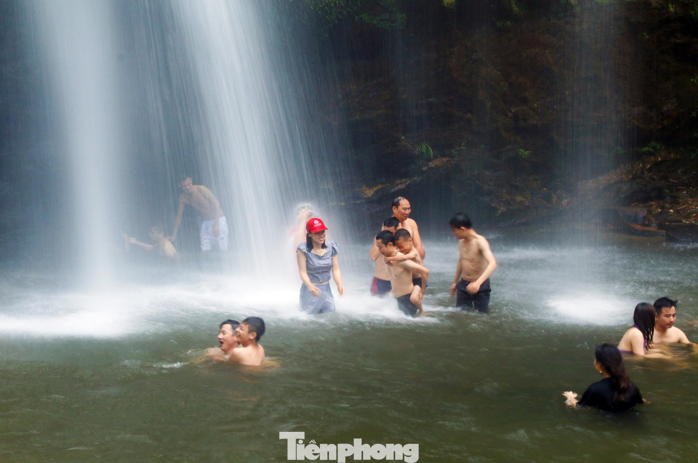 Đặt chân tới đây, du khách sẽ không khỏi ngỡ ngàng trước vẻ đẹp nguyên sinh của dòng thác. Từ độ cao 500 mét, dòng nước đổ xuống bung ra như một dải lụa trắng mềm mại phất phơ bay trong gió nhẹ. Phía dưới là hồ nước rộng với độ sâu vừa phải đủ sức chứa cho hàng trăm người tắm.