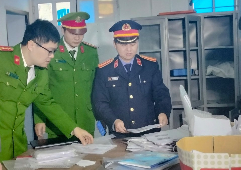 Kiểm sát viên Phòng 3 trực tiếp kiểm sát khám xét tại Văn phòng Công ty Phoenix. (Ảnh: VKS). Kiểm sát viên Phòng 3 trực tiếp kiểm sát khám xét tại Văn phòng Công ty Phoenix. (Ảnh: VKS).