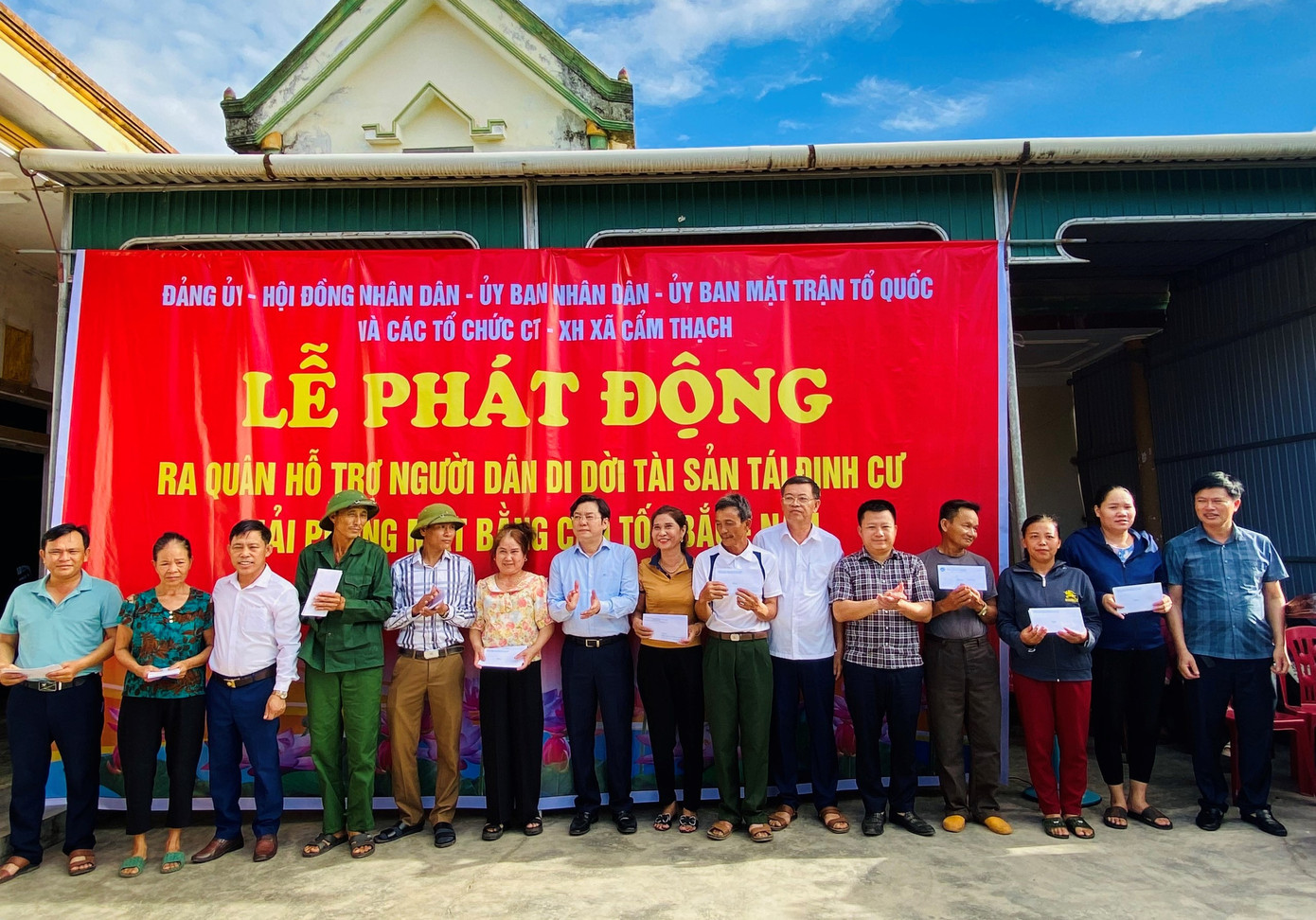 Lãnh đạo UBND huyện Cẩm Xuyên cho biết, cao tốc Bắc - Nam đi qua địa bàn có tuyến chính dài 27km, tuyến kết nối hơn 3km qua 8 xã với 2.300 hộ dân bị ảnh hưởng. Trong đó có 338 hộ dân bị ảnh hưởng nhà cửa phải di dời đến 8 khu tái định cư. Đến nay huyện Cẩm Xuyên đã cơ bản chi trả bồi thường xong đất nông nghiệp cho gần 1.700 hộ dân. Với 338 hộ dân phải di dời tái định cư đến nay đã chi trả bồi thường cho hơn 200 hộ. Diện tích giải phóng mặt bằng sạch toàn huyện Cẩm Xuyên đã đạt hơn 88%.