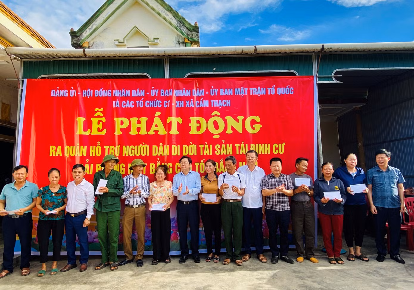 Lãnh đạo UBND huyện Cẩm Xuyên cho biết, cao tốc Bắc - Nam đi qua địa bàn có tuyến chính dài 27km, tuyến kết nối hơn 3km qua 8 xã với 2.300 hộ dân bị ảnh hưởng. Trong đó có 338 hộ dân bị ảnh hưởng nhà cửa phải di dời đến 8 khu tái định cư. Đến nay huyện Cẩm Xuyên đã cơ bản chi trả bồi thường xong đất nông nghiệp cho gần 1.700 hộ dân. Với 338 hộ dân phải di dời tái định cư đến nay đã chi trả bồi thường cho hơn 200 hộ. Diện tích giải phóng mặt bằng sạch toàn huyện Cẩm Xuyên đã đạt hơn 88%.