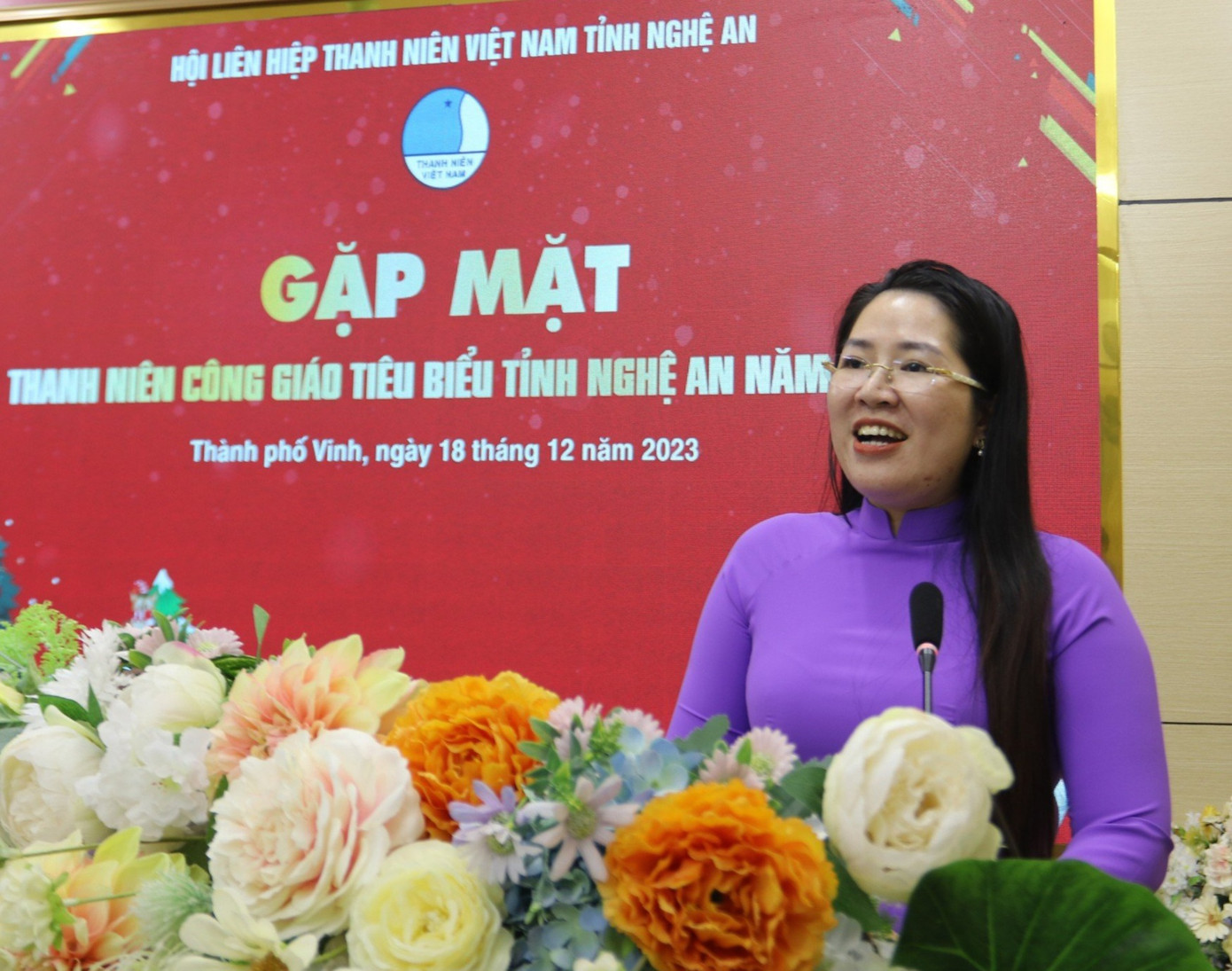 Chị Nguyễn Thị Phương Thúy - Phó Bí thư Tỉnh Đoàn Nghệ An, Chủ tịch Hội LHTN Việt Nam tỉnh Nghệ An biểu dương những thanh niên công giáo tiêu biểu năm 2023.