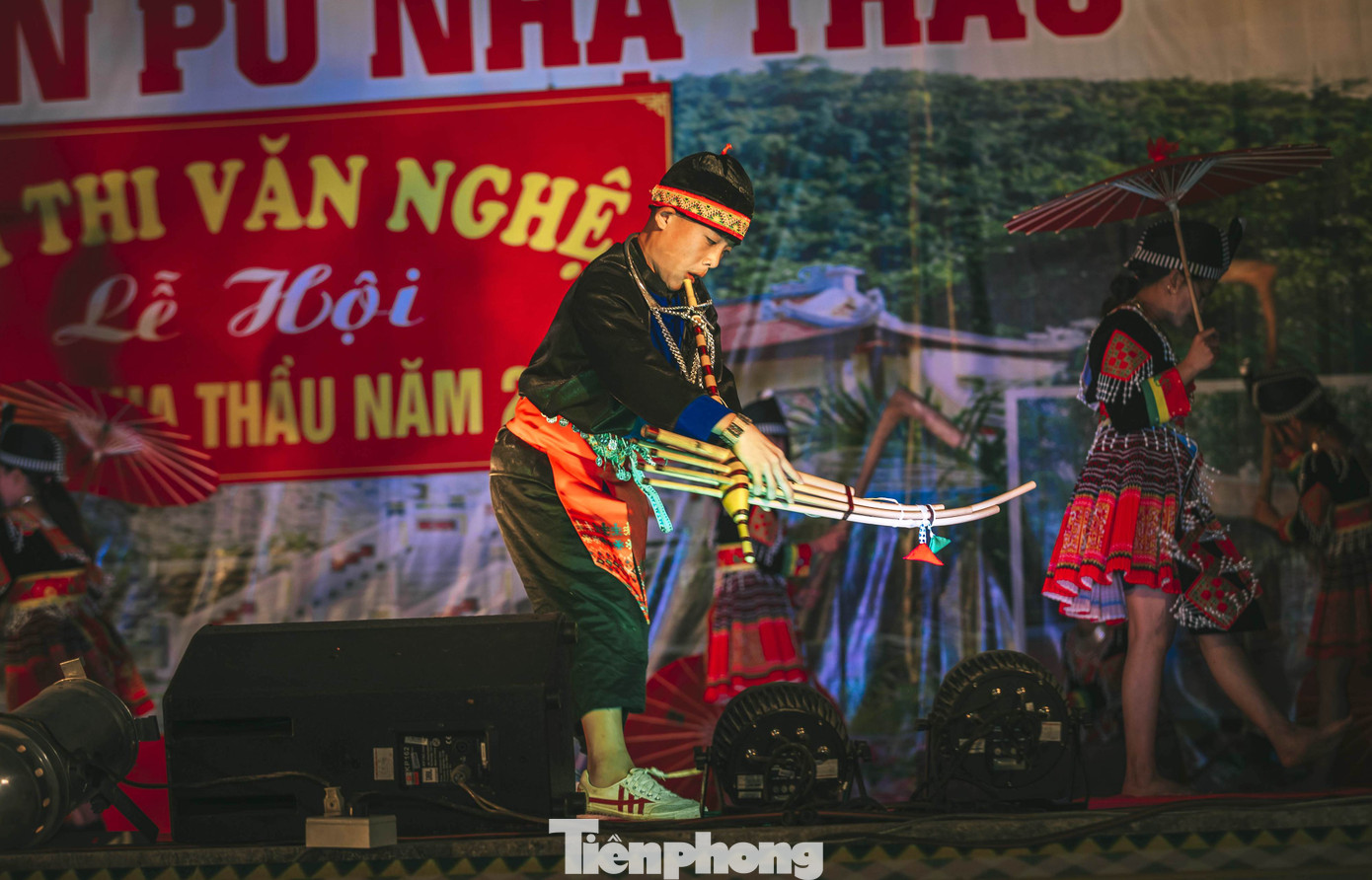 Trong lễ hội Đền Pu Nhạ Thầu còn có nhiều tiết mục văn nghệ thể hiện bản sắc của người dân tộc vùng cao như các điệu múa dân tộc, thổi khèn. Lễ hội diễn ra đã thu hút được hàng vạn du khách thập phương về tham dự. (Ảnh: Rạng Đông). Trong lễ hội Đền Pu Nhạ Thầu còn có nhiều tiết mục văn nghệ thể hiện bản sắc của người dân tộc vùng cao như các điệu múa dân tộc, thổi khèn. Lễ hội diễn ra đã thu hút được hàng vạn du khách thập phương về tham dự. (Ảnh: Rạng Đông).