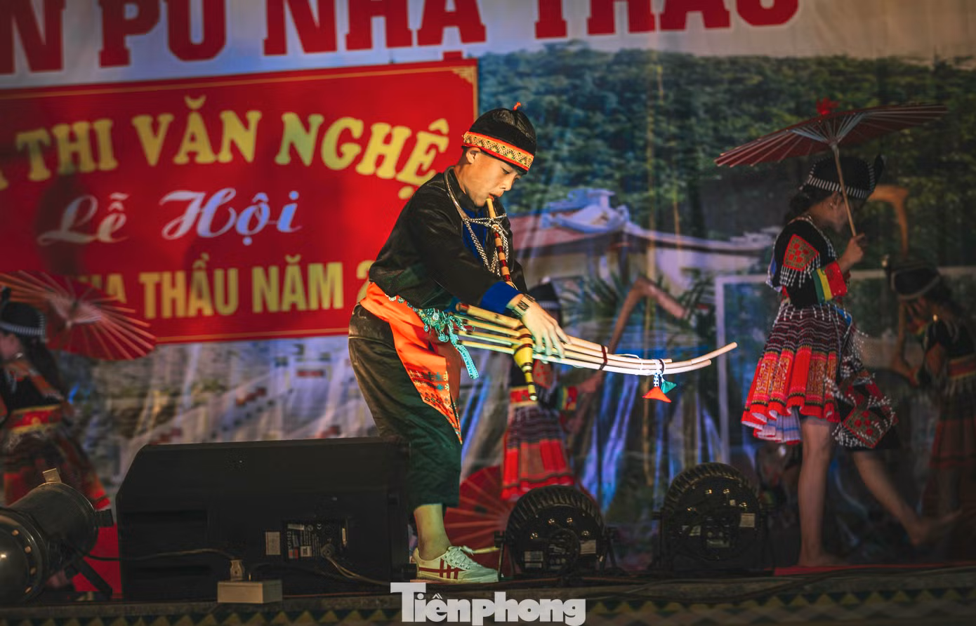 Trong lễ hội Đền Pu Nhạ Thầu còn có nhiều tiết mục văn nghệ thể hiện bản sắc của người dân tộc vùng cao như các điệu múa dân tộc, thổi khèn. Lễ hội diễn ra đã thu hút được hàng vạn du khách thập phương về tham dự. (Ảnh: Rạng Đông).