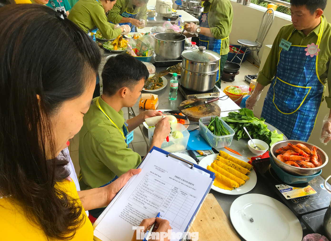 Trong suốt quá trình nấu ăn, Ban giám khảo là những người phụ nữ sẽ đứng bên cạnh giám sát để không cho đội thi nào có cơ hội "gian lận". Đội nào vi phạm hay gian lận sẽ bị trừ điểm. Trong suốt quá trình nấu ăn, Ban giám khảo là những người phụ nữ sẽ đứng bên cạnh giám sát để không cho đội thi nào có cơ hội "gian lận". Đội nào vi phạm hay gian lận sẽ bị trừ điểm.