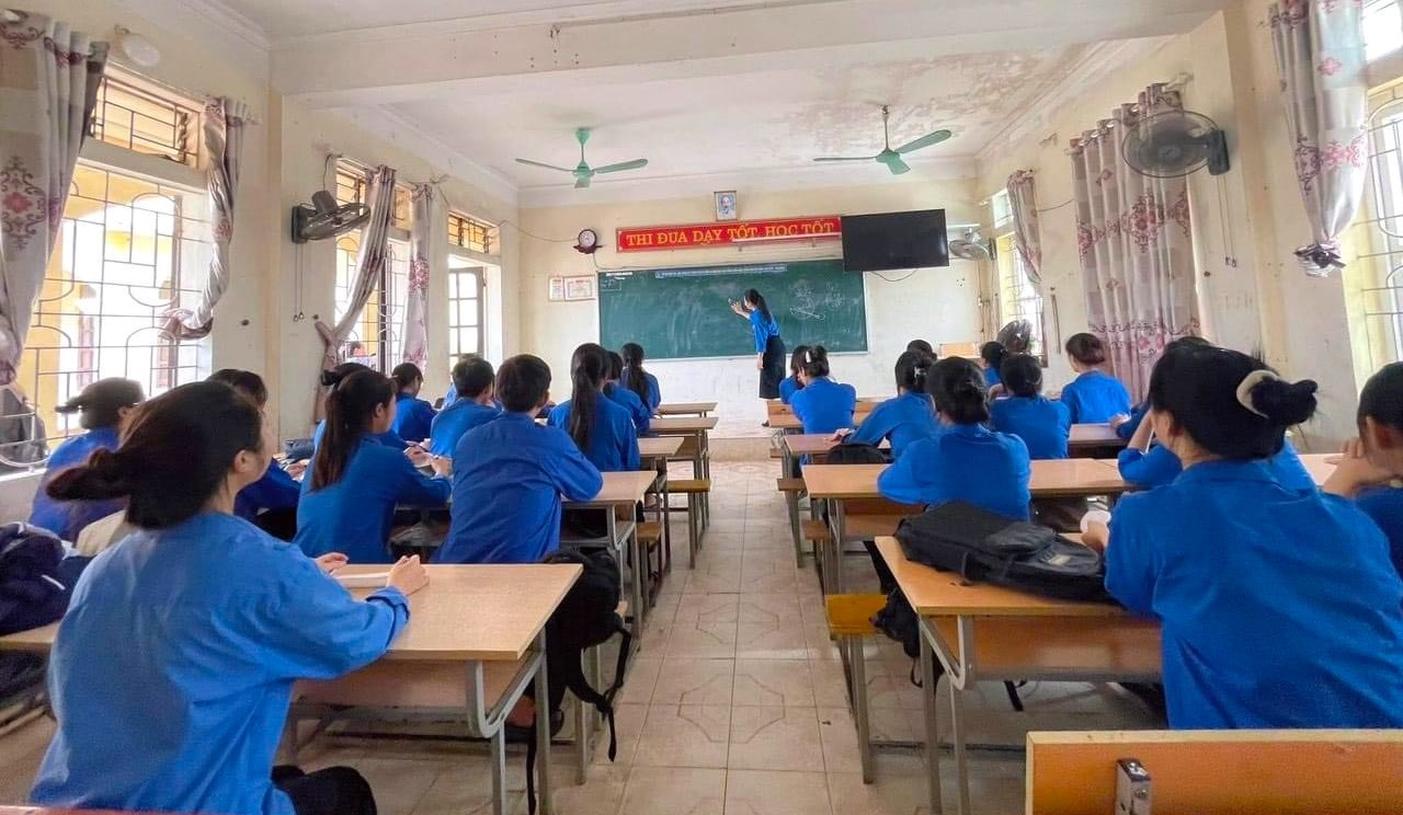 Các em học sinh sẽ được các đoàn viên là sinh viên có thành tích học tập tốt, các giáo viên dạy giỏi về bổ trợ, ôn tập các kiến thức cho các em chuẩn bị bước vào kỳ thi THPT Quốc gia 2023. Các em học sinh sẽ được các đoàn viên là sinh viên có thành tích học tập tốt, các giáo viên dạy giỏi về bổ trợ, ôn tập các kiến thức cho các em chuẩn bị bước vào kỳ thi THPT Quốc gia 2023.