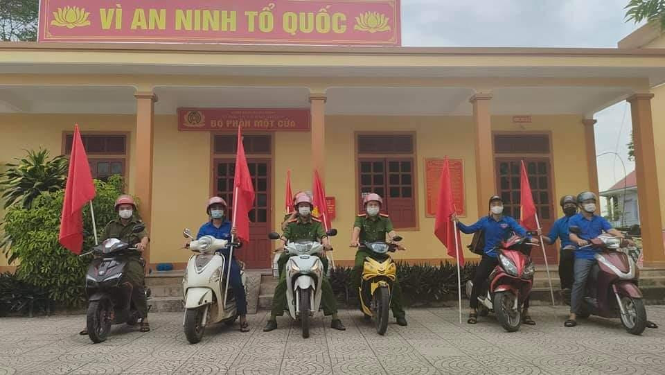 Loa phát thanh được gắn sau xe máy của đoàn viên, sau đó đi khắp thôn làng để tuyên truyền.