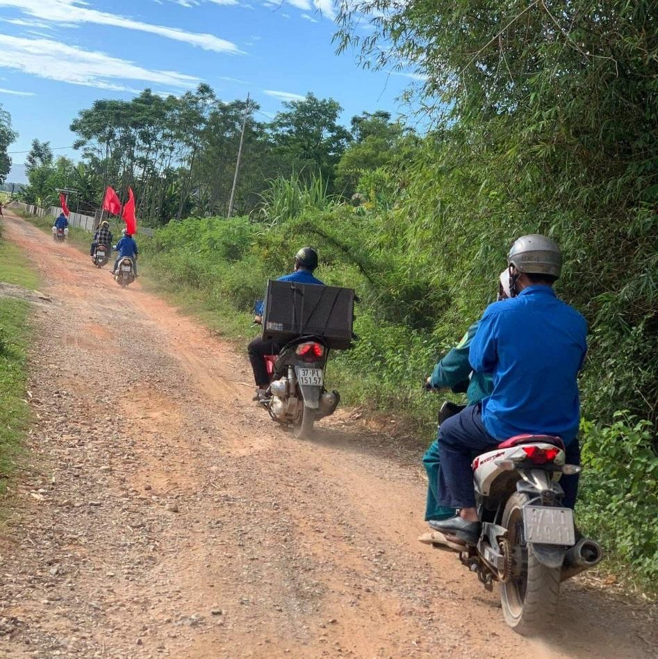Thanh niên tình nguyện chở Tiếng loa thanh niên đến tận từng thôn bản.