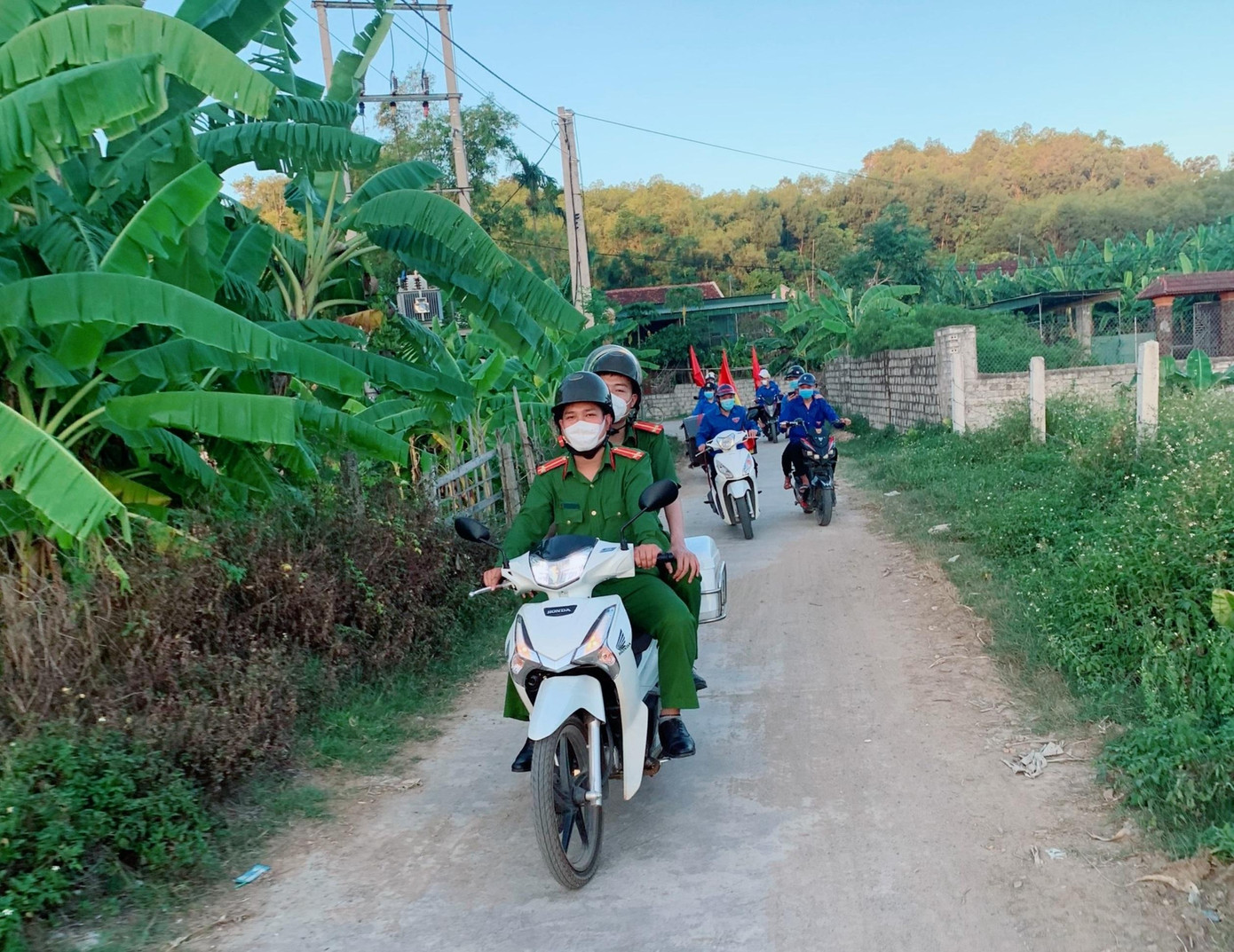 Đối tượng tuyên truyền của Tiếng loa thanh niên là những người dân không dùng điện thoại thông minh cập nhật thông tin trên báo đài.